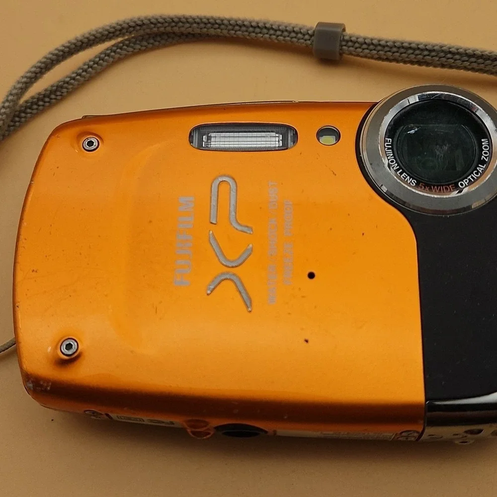 FUJIFILM FinePix XP Series XP20 14.2MP Waterproof Digital Camera FOR PARTS